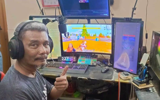 Livestream đều đặn, cụ ông 64 tuổi kiếm hơn 30 triệu mỗi tháng, chỉ nhờ một tựa game bắn súng- Ảnh 2. Livestream đều đặn, cụ ông 64 tuổi kiếm hơn 30 triệu mỗi tháng, chỉ nhờ một tựa game bắn súng- Ảnh 2.