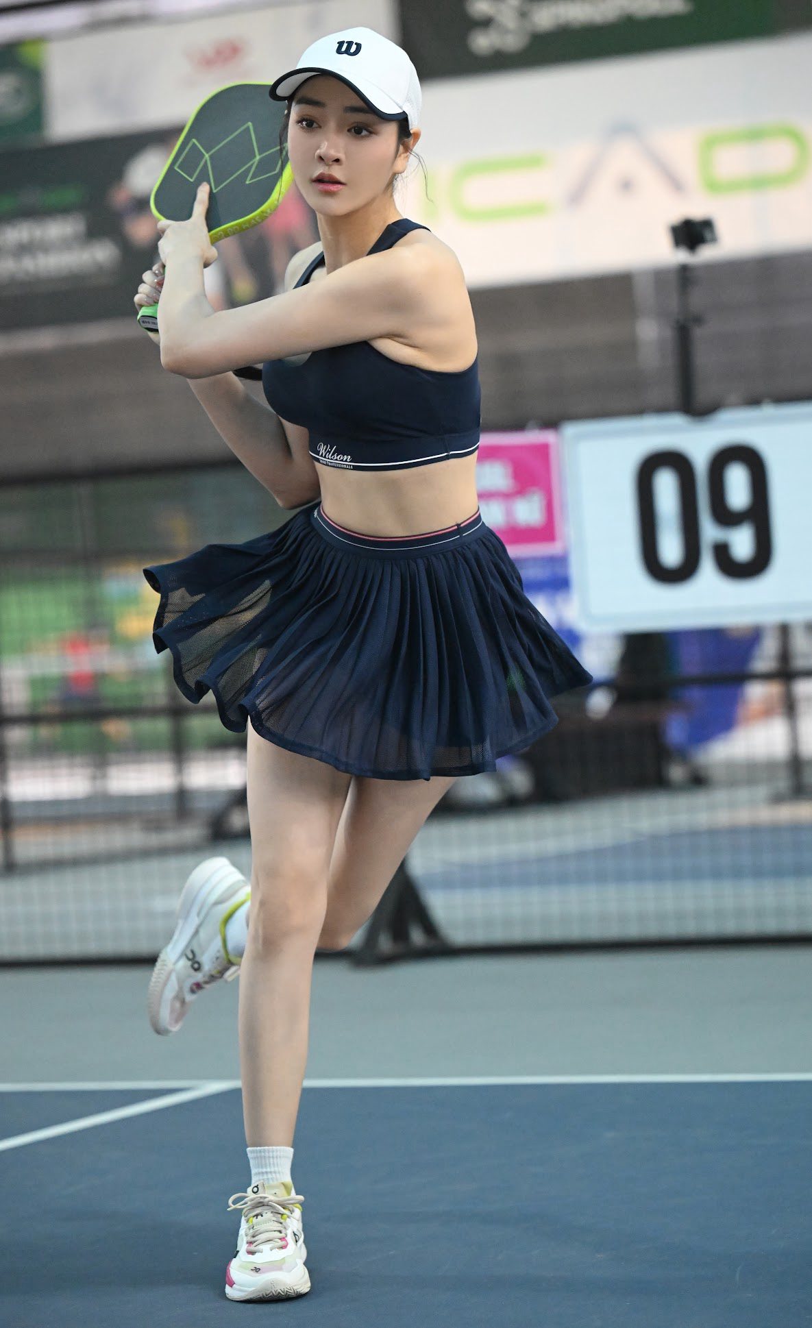 Danh tính cô gái vừa bước ra sân pickleball đã khiến tất cả trầm trồ: 