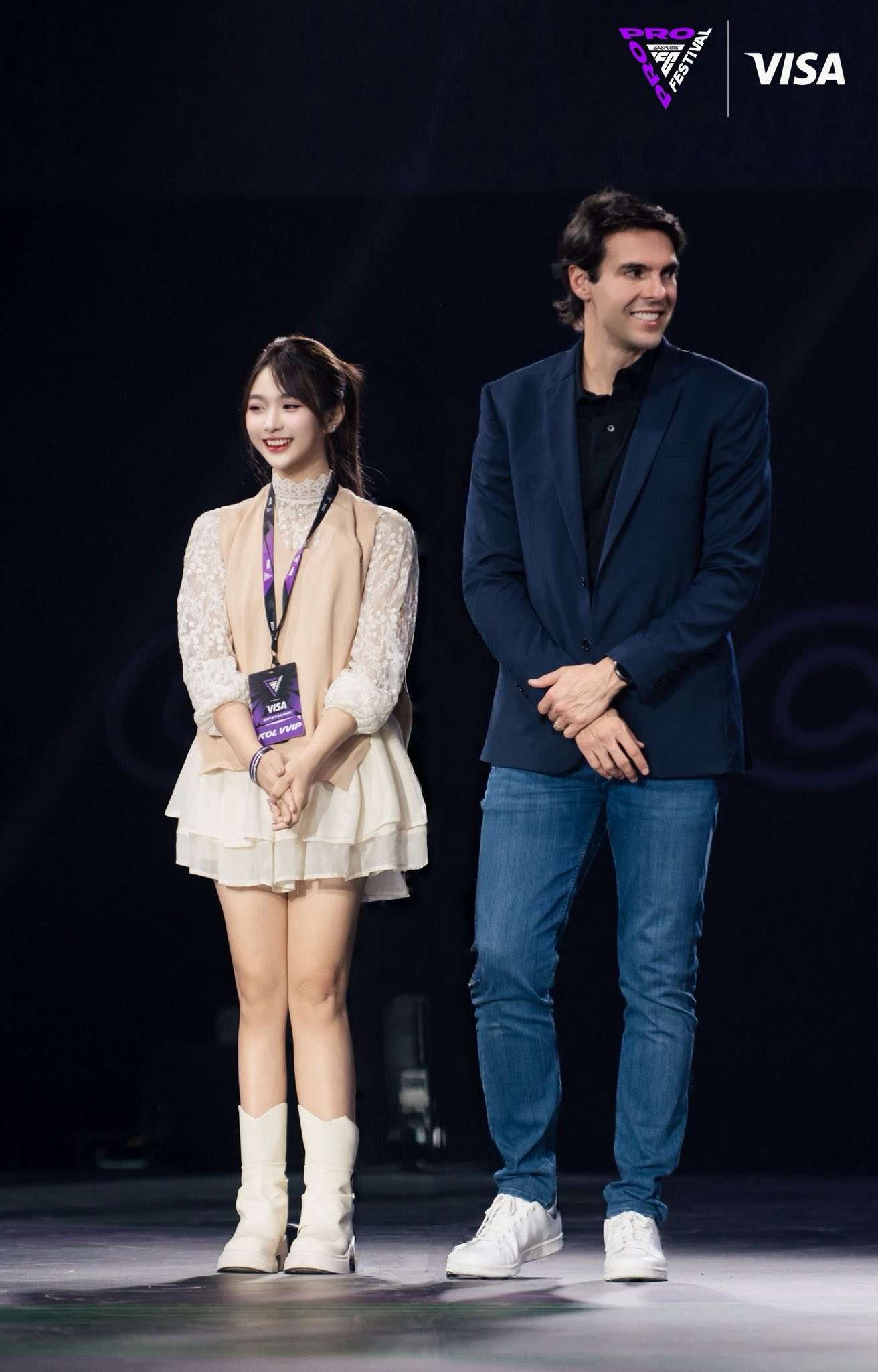 Nữ streamer xinh đẹp gây sốt khi chụp ảnh cùng huyền thoại Kaka Nữ streamer xinh đẹp gây sốt khi chụp ảnh cùng huyền thoại Kaka