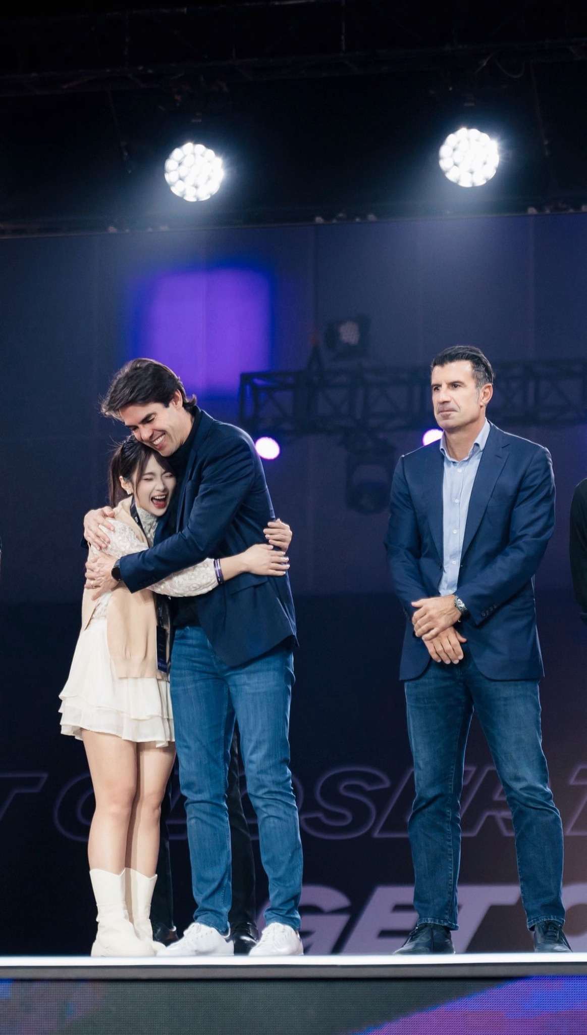 Nữ streamer xinh đẹp gây sốt khi chụp ảnh cùng huyền thoại Kaka- Ảnh 2. Nữ streamer xinh đẹp gây sốt khi chụp ảnh cùng huyền thoại Kaka- Ảnh 2.