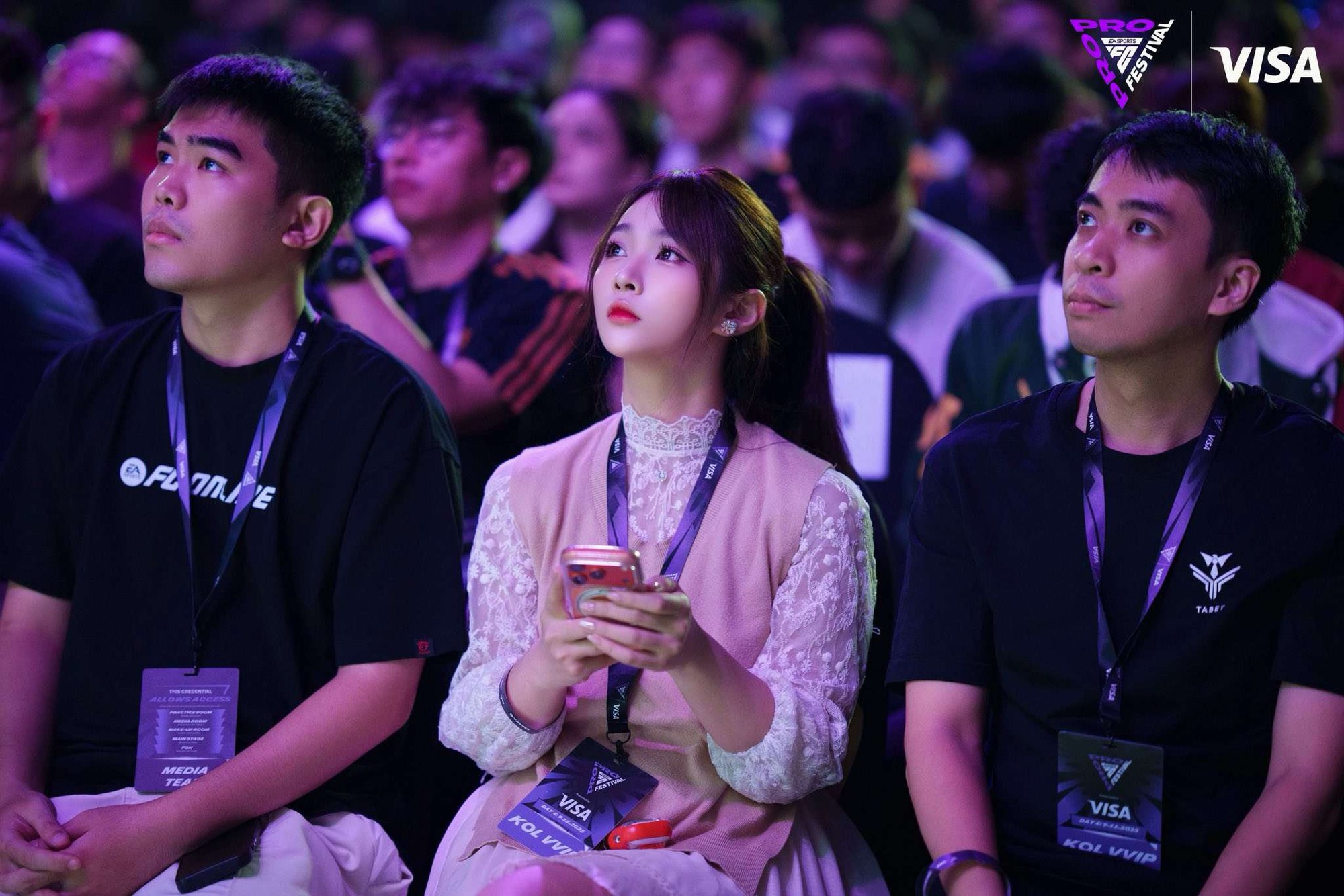 Nữ streamer xinh đẹp gây sốt khi chụp ảnh cùng huyền thoại Kaka- Ảnh 3. Nữ streamer xinh đẹp gây sốt khi chụp ảnh cùng huyền thoại Kaka- Ảnh 3.