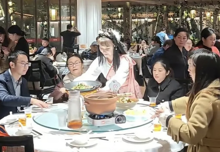 Trải nghiệm ẩm thực võ hiệp có 1-0-2, nhân viên cosplay Hoàng Dung bưng bê, Mai Siêu Phong nhồi bột gây sốt- Ảnh 3.