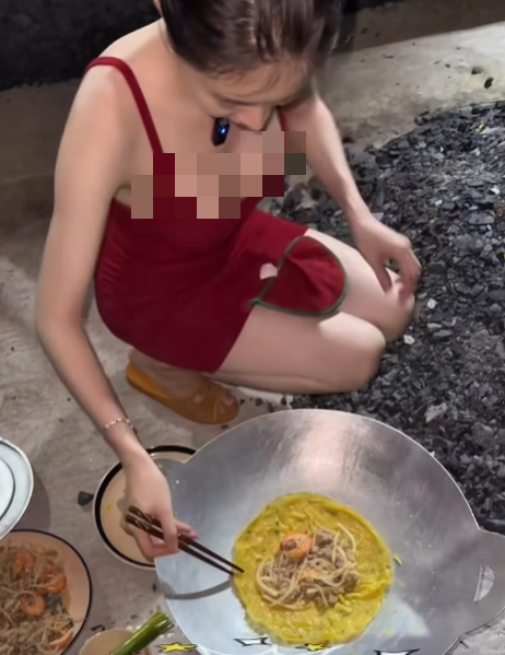 Ăn mặc hở hang làm video nấu ăn, hot girl khiến CĐM “bùng lửa” phẫn nộ Ăn mặc hở hang làm video nấu ăn, hot girl khiến CĐM “bùng lửa” phẫn nộ