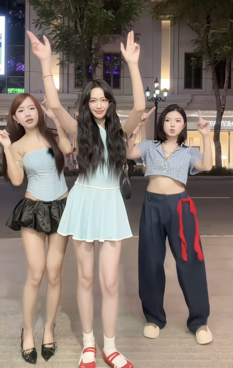 Danh tính hội siêu nhân gao "quậy" tưng bừng: 1 người được gọi là "phú bà", từng thi Hoa hậu- Ảnh 13. Danh tính hội siêu nhân gao "quậy" tưng bừng: 1 người được gọi là "phú bà", từng thi Hoa hậu- Ảnh 13.