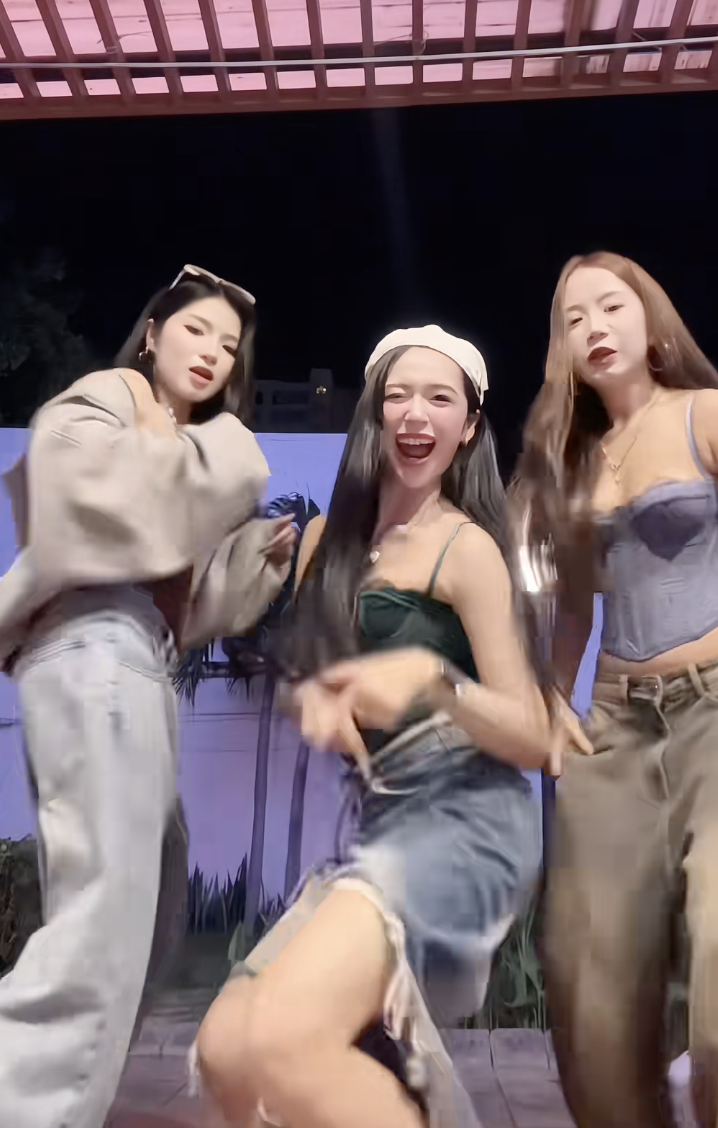 Danh tính hội siêu nhân gao "quậy" tưng bừng: 1 người được gọi là "phú bà", từng thi Hoa hậu- Ảnh 14. Danh tính hội siêu nhân gao "quậy" tưng bừng: 1 người được gọi là "phú bà", từng thi Hoa hậu- Ảnh 14.