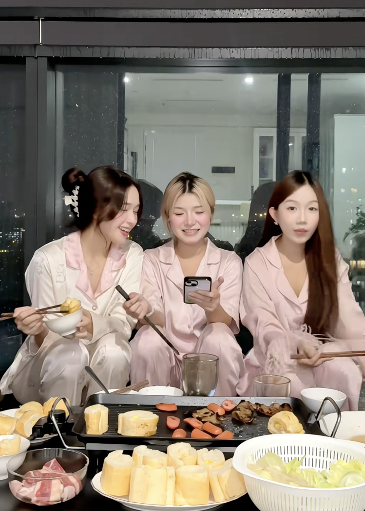 Danh tính hội siêu nhân gao "quậy" tưng bừng: 1 người được gọi là "phú bà", từng thi Hoa hậu- Ảnh 11. Danh tính hội siêu nhân gao "quậy" tưng bừng: 1 người được gọi là "phú bà", từng thi Hoa hậu- Ảnh 11.