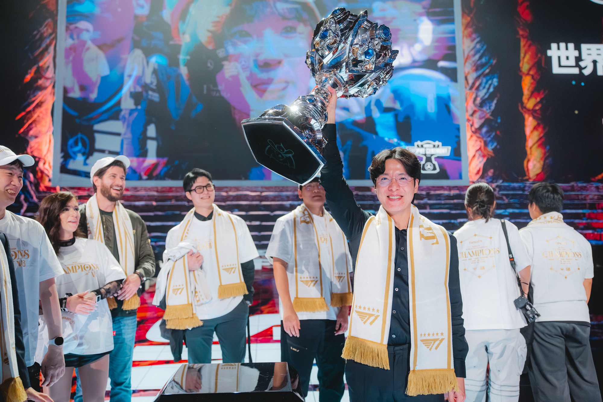 Không chỉ dàn tuyển thủ mà BHL T1 cũng lập kỷ lục lịch sử của LMHT- Ảnh 1. Không chỉ dàn tuyển thủ mà BHL T1 cũng lập kỷ lục lịch sử của LMHT- Ảnh 1.