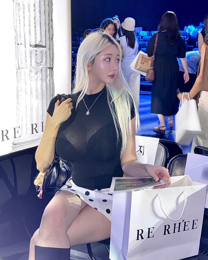 Diện đồ xuyên thấu khi đi sự kiện, hot girl Hàn Quốc khiến cư dân mạng bùng nổ khi đổi sang bikini- Ảnh 3.