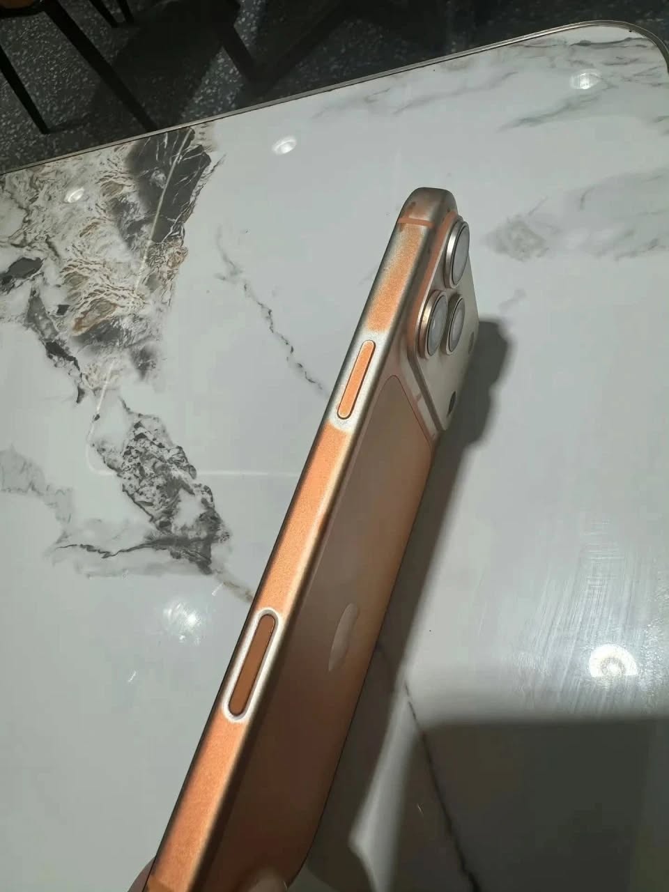 Sự thật iPhone 17 Pro Max “bay màu” sau khi lau bằng khăn ướt- Ảnh 2.