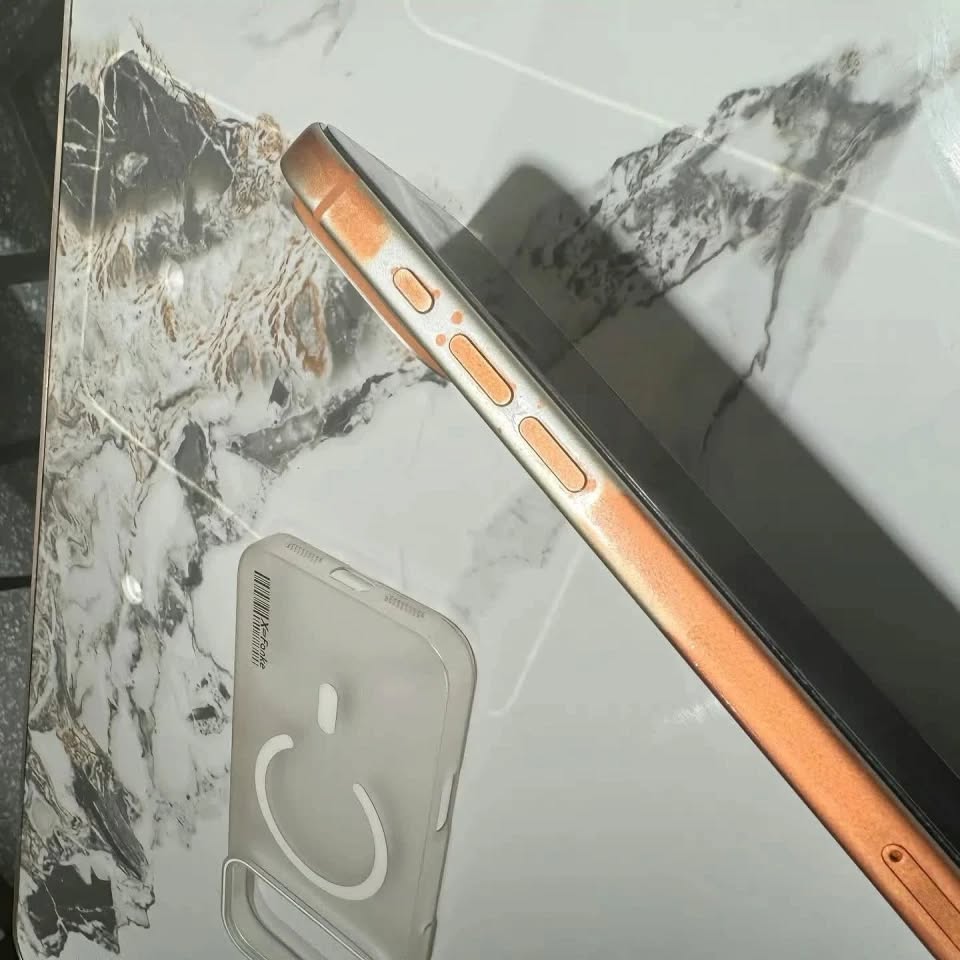 Sự thật iPhone 17 Pro Max “bay màu” sau khi lau bằng khăn ướt- Ảnh 3.