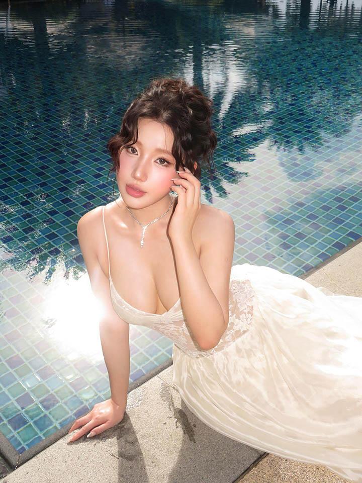 Hot girl diện chiếc váy táo bạo làm fan say nắng- Ảnh 1. Hot girl diện chiếc váy táo bạo làm fan say nắng- Ảnh 1.