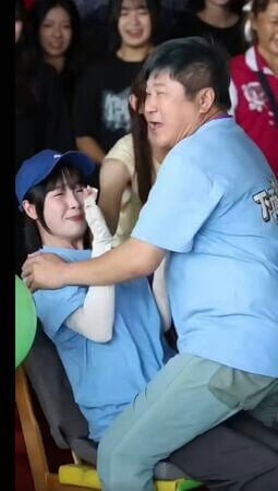 Phẫn nộ cảnh mỹ nhân bị công khai "đụng chạm" vòng 1 ngay trên sóng truyền hình- Ảnh 2. Phẫn nộ cảnh mỹ nhân bị công khai "đụng chạm" vòng 1 ngay trên sóng truyền hình- Ảnh 2.