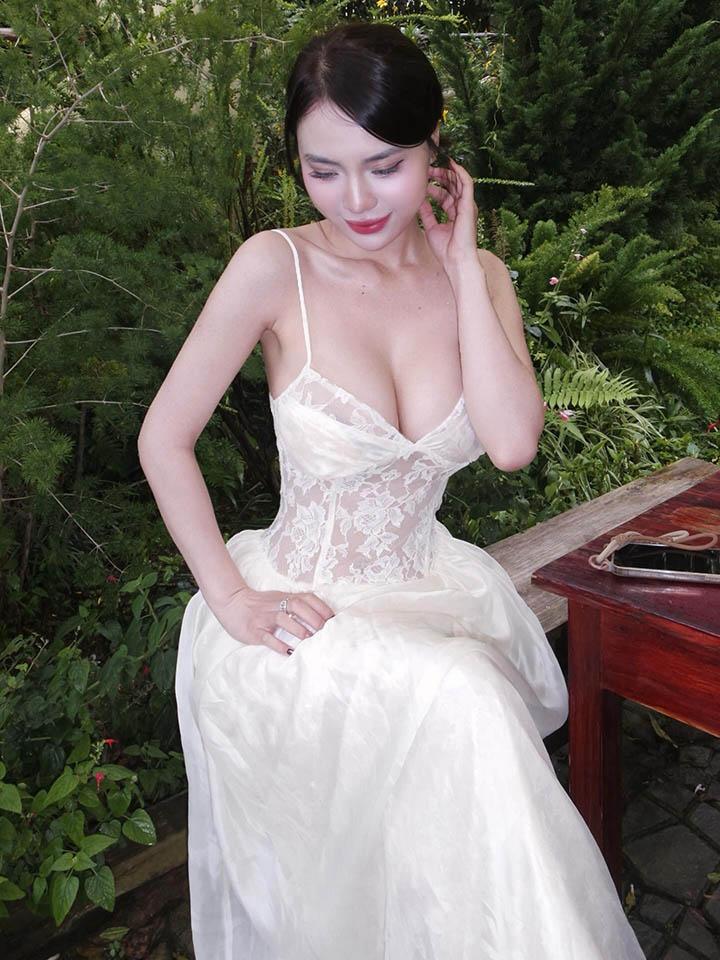 Đường cong và gu thời trang táo bạo của mỹ nhân này khiến fan không thể rời mắt- Ảnh 6. Đường cong và gu thời trang táo bạo của mỹ nhân này khiến fan không thể rời mắt- Ảnh 6.