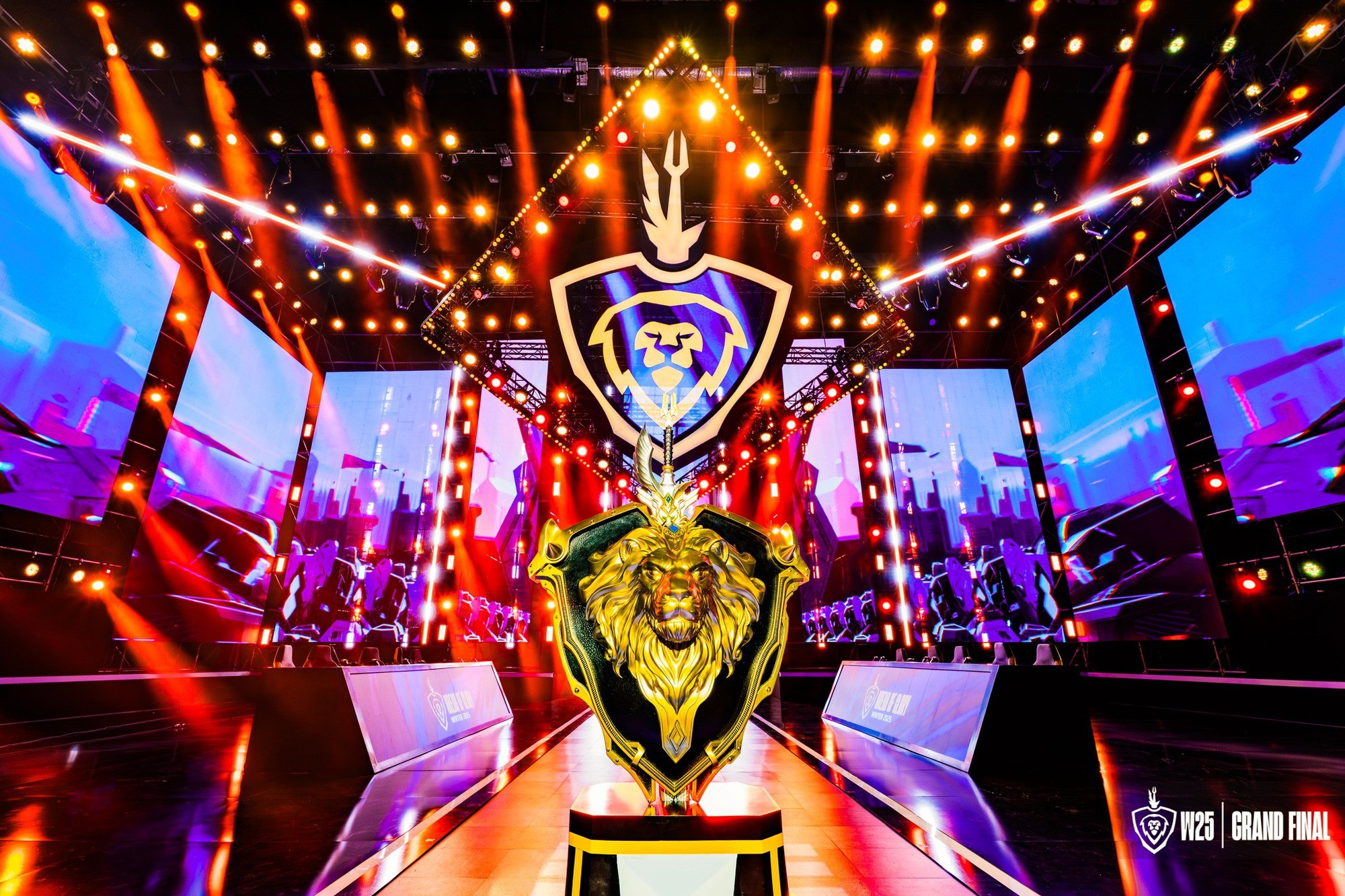 4 năm chờ đợi, FPT Flash cuối cùng cũng đã có được chiếc cúp vô địch ĐTDV- Ảnh 1. 4 năm chờ đợi, FPT Flash cuối cùng cũng đã có được chiếc cúp vô địch ĐTDV- Ảnh 1.