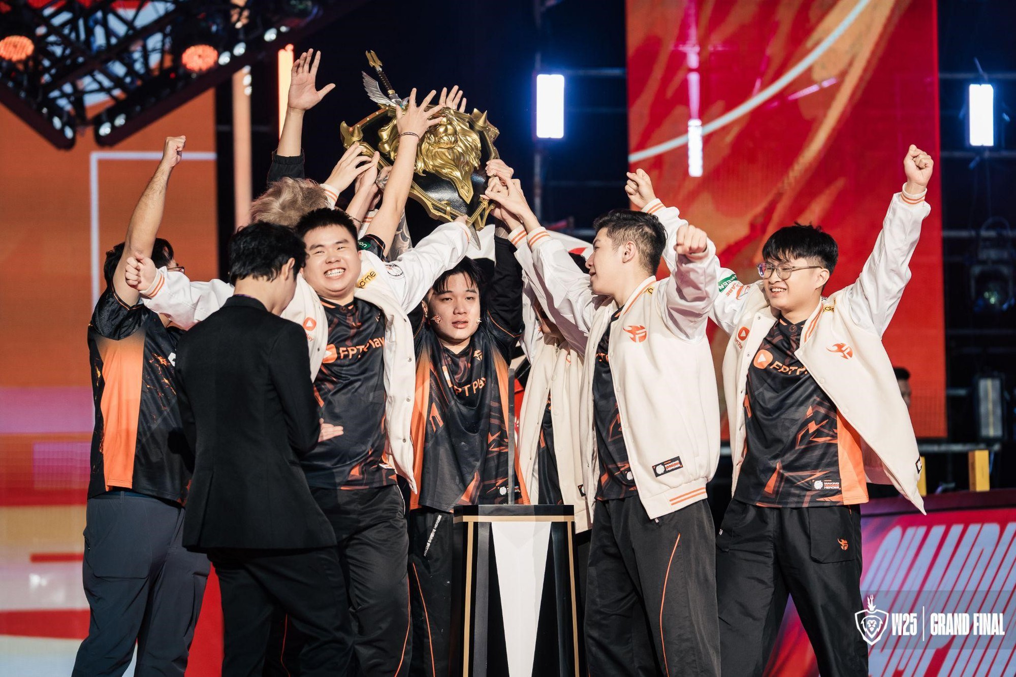 4 năm chờ đợi, FPT Flash cuối cùng cũng đã có được chiếc cúp vô địch ĐTDV- Ảnh 3. 4 năm chờ đợi, FPT Flash cuối cùng cũng đã có được chiếc cúp vô địch ĐTDV- Ảnh 3.