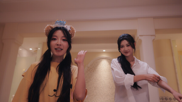 photo-1762157702361 photo-1762157702361