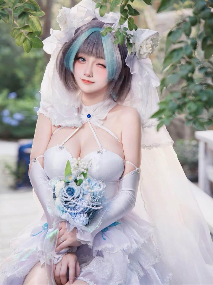 Diện váy cô dâu ngọt ngào, nữ coser lại khiến fan “bùng nổ thị giác”- Ảnh 4.