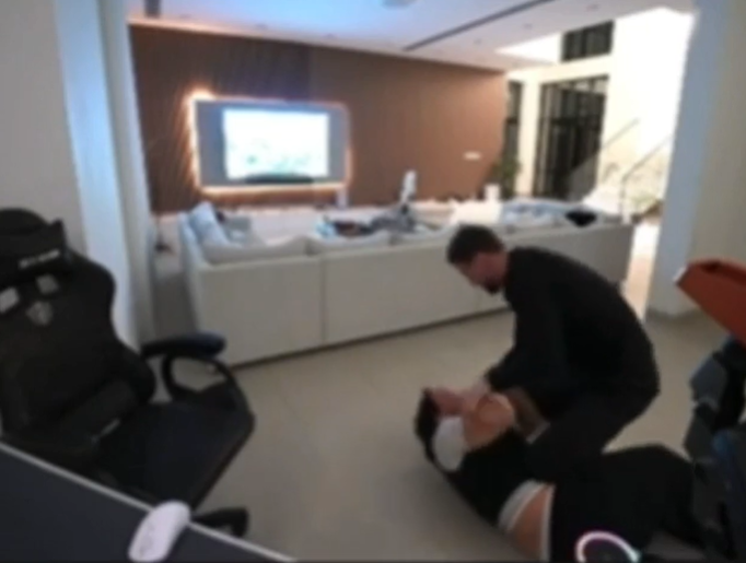 photo-1764433858913 photo-1764433858913