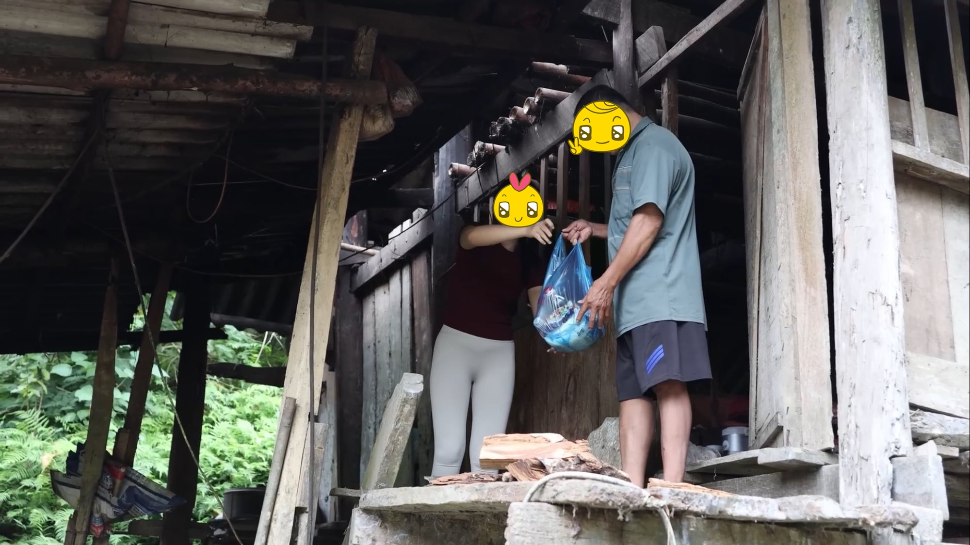 Hình ảnh cô gái mặc quần tập gym bó sát đi từ thiện gây tranh cãi- Ảnh 5.