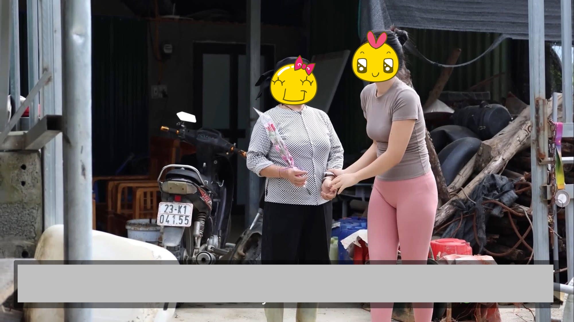 Hình ảnh cô gái mặc quần tập gym bó sát đi từ thiện gây tranh cãi- Ảnh 3.