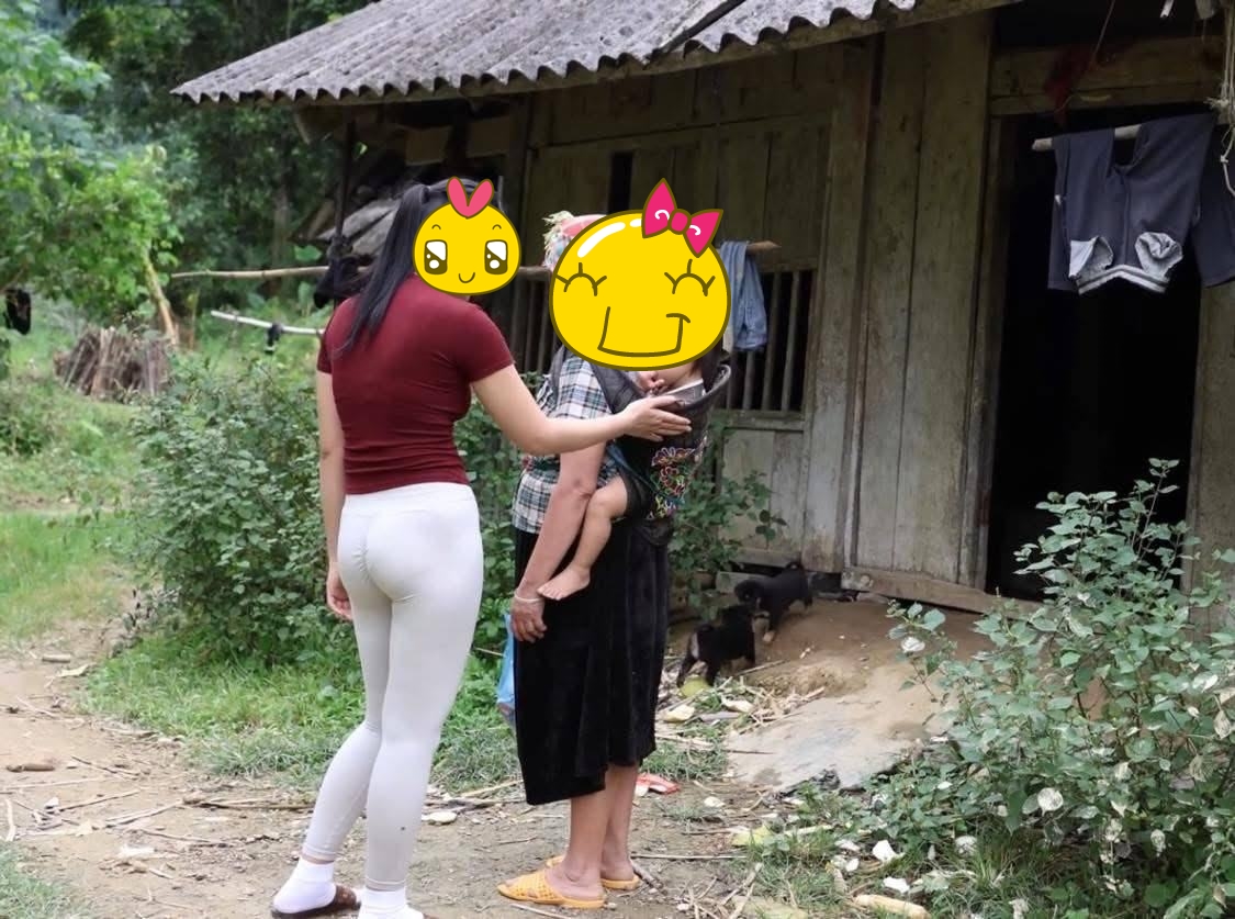 Hình ảnh cô gái mặc quần tập gym bó sát đi từ thiện gây tranh cãi- Ảnh 4.