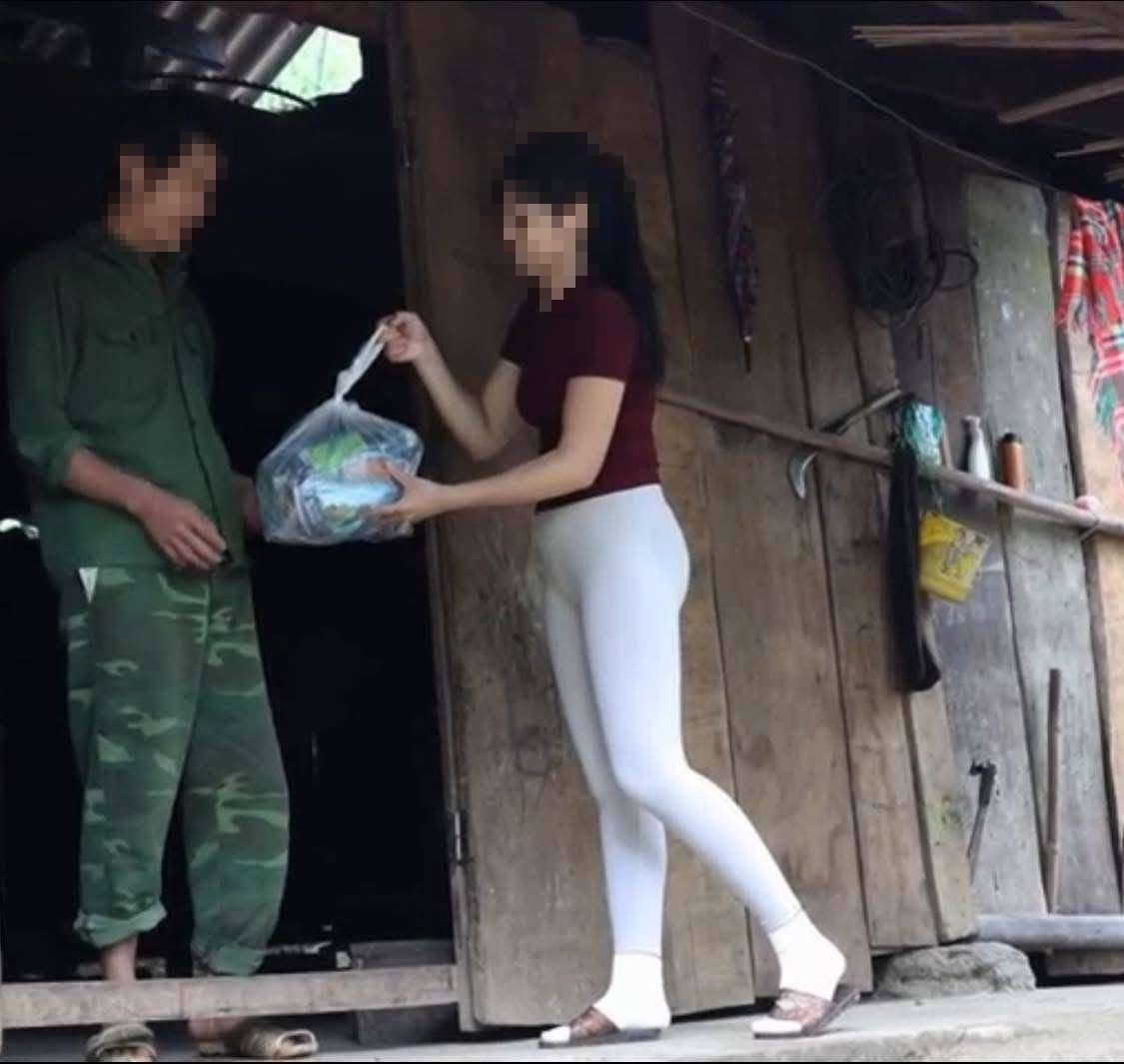 Diện đồ không phù hợp hoàn cảnh: Ranh giới mong manh giữa lòng tốt và sự phản cảm- Ảnh 1. Diện đồ không phù hợp hoàn cảnh: Ranh giới mong manh giữa lòng tốt và sự phản cảm- Ảnh 1.