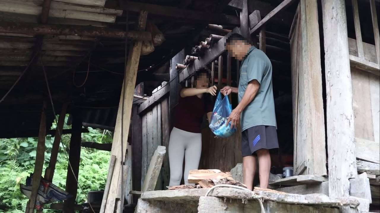 Diện đồ không phù hợp hoàn cảnh: Ranh giới mong manh giữa lòng tốt và sự phản cảm- Ảnh 9. Diện đồ không phù hợp hoàn cảnh: Ranh giới mong manh giữa lòng tốt và sự phản cảm- Ảnh 9.