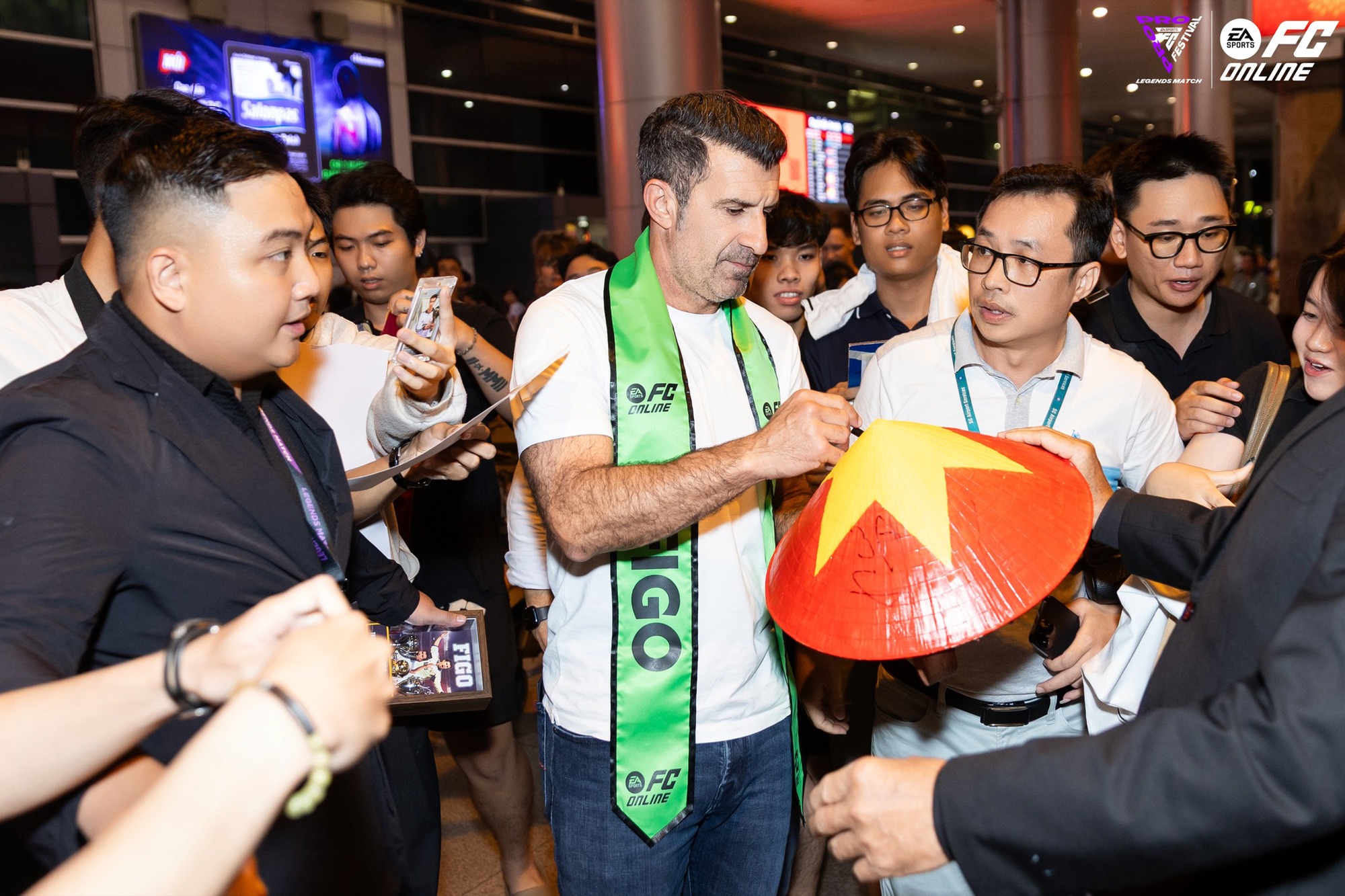 Trước thềm FC Pro Festival 2025 cùng hai huyền thoại Figo và Kaká- Ảnh 2. Trước thềm FC Pro Festival 2025 cùng hai huyền thoại Figo và Kaká- Ảnh 2.