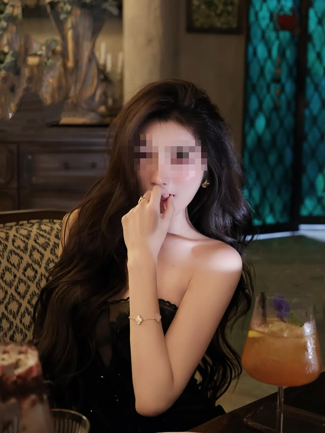 Hở hết nửa người để make-up, hot girl khiến người xem nhăn mặt chỉ trích- Ảnh 1. Hở hết nửa người để make-up, hot girl khiến người xem nhăn mặt chỉ trích- Ảnh 1.