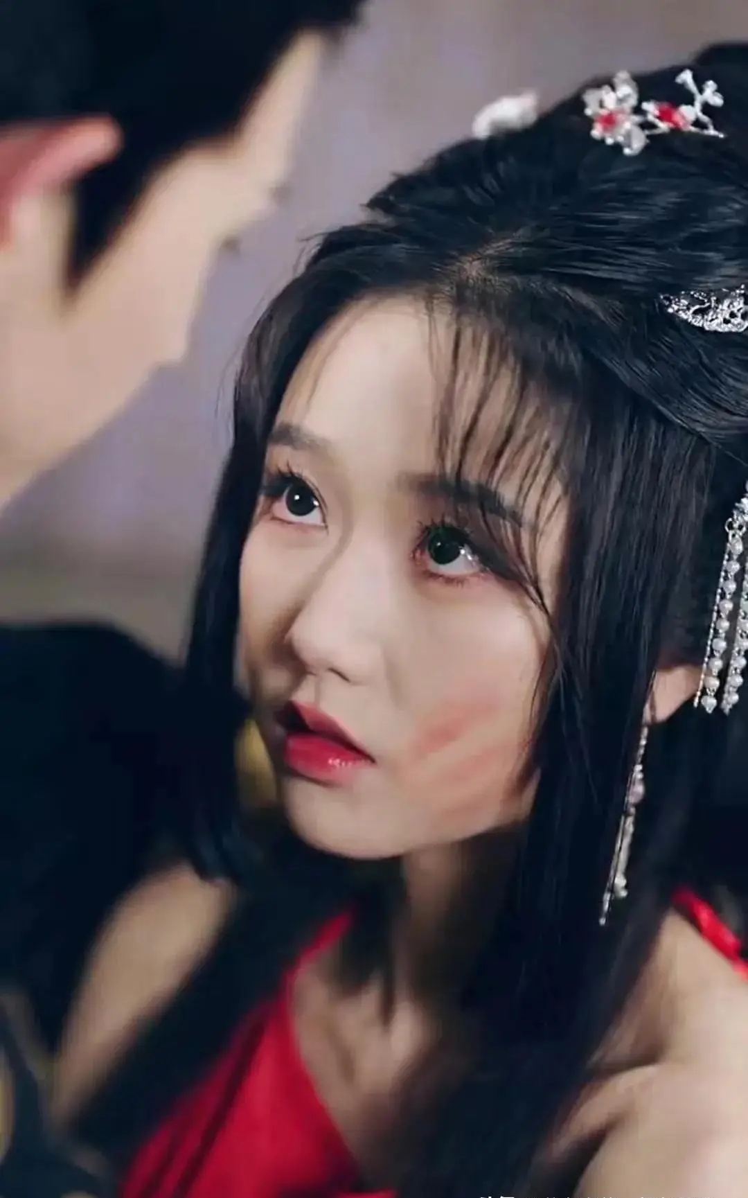 Tràn lan clip nữ thần đẹp bậc nhất showbiz không mời mà tới 1 hôn lễ, làm đủ trò lố lăng phá nát đám cưới- Ảnh 5.