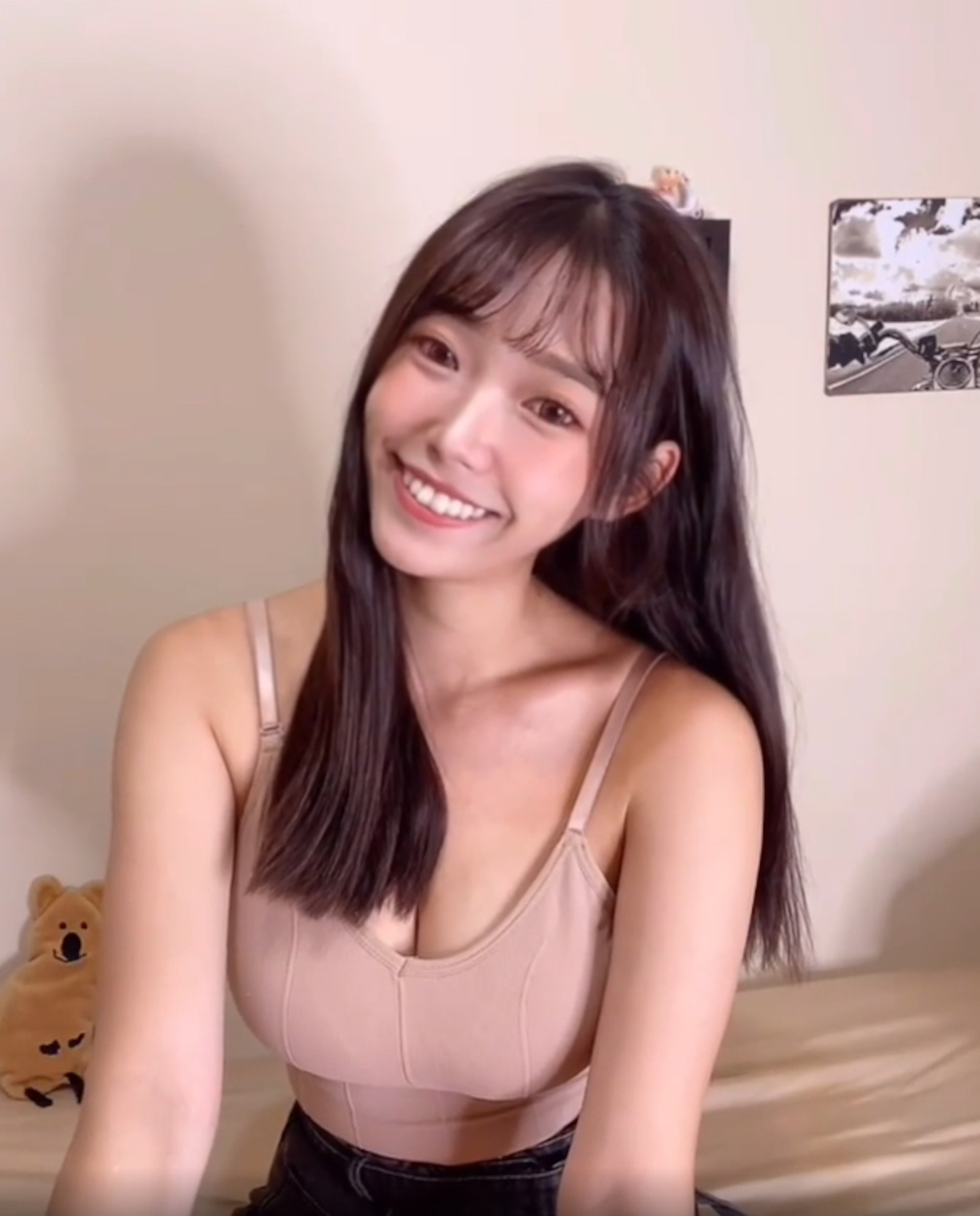 Gây sốt với quảng cáo "trượt ống nước", nàng hot girl bất ngờ nổi như cồn, follow tăng chóng mặt- Ảnh 8. Gây sốt với quảng cáo "trượt ống nước", nàng hot girl bất ngờ nổi như cồn, follow tăng chóng mặt- Ảnh 8.