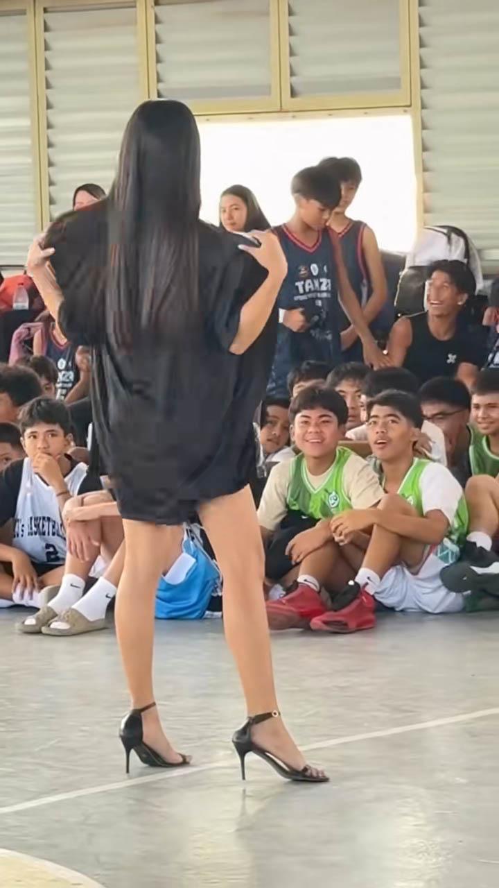 Hoạt náo viên có hành động phản cảm đến mức gây phẫn nộ cộng đồng mạng- Ảnh 2. Hoạt náo viên có hành động phản cảm đến mức gây phẫn nộ cộng đồng mạng- Ảnh 2.