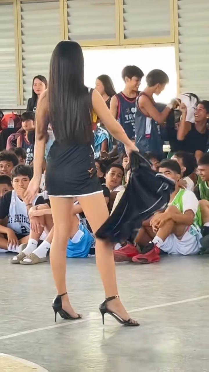 Hoạt náo viên có hành động phản cảm đến mức gây phẫn nộ cộng đồng mạng- Ảnh 3. Hoạt náo viên có hành động phản cảm đến mức gây phẫn nộ cộng đồng mạng- Ảnh 3.