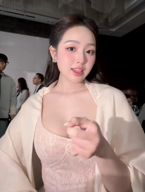 Đi ăn cưới, hot girl Lê Phương Anh toả sáng tự tin, thu hút triệu ánh nhìn- Ảnh 1. Đi ăn cưới, hot girl Lê Phương Anh toả sáng tự tin, thu hút triệu ánh nhìn- Ảnh 1.