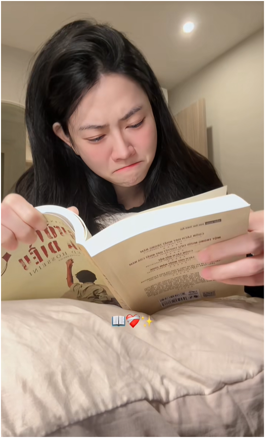 Lê Bống khóc tức tưởi khi đọc sách, 1 điểm “bất thường” lộ ra?- Ảnh 2. Lê Bống khóc tức tưởi khi đọc sách, 1 điểm “bất thường” lộ ra?- Ảnh 2.