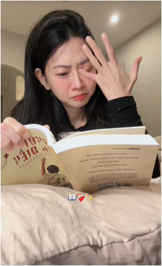 Lê Bống khóc tức tưởi khi đọc sách, 1 điểm “bất thường” lộ ra?- Ảnh 1. Lê Bống khóc tức tưởi khi đọc sách, 1 điểm “bất thường” lộ ra?- Ảnh 1.