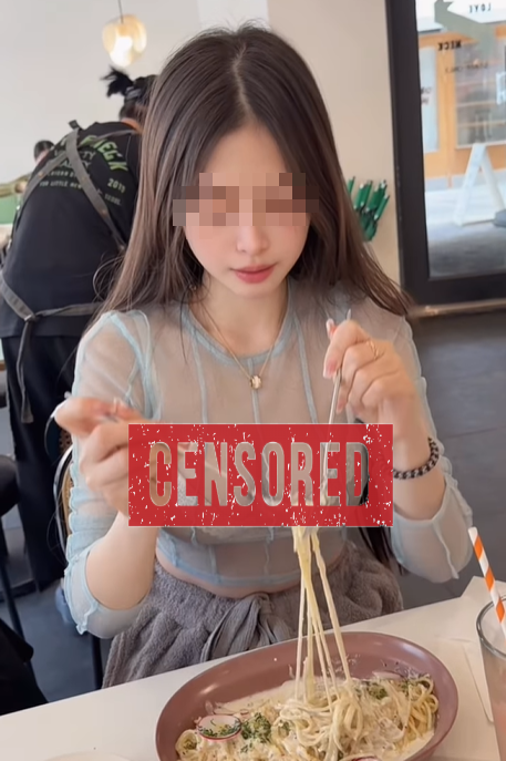 Ăn mặc phản cảm đi ăn, hot girl khiến người xem không khỏi ngán ngẩm- Ảnh 1.