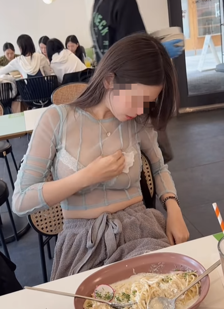 Ăn mặc phản cảm đi ăn, hot girl khiến người xem không khỏi ngán ngẩm- Ảnh 2.