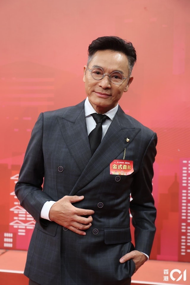 Nam diễn viên 61 tuổi cứ đóng phim là yêu Hoa hậu, vừa chia tay mỹ nhân 2K2 liền đến bên người đẹp 95?- Ảnh 1.