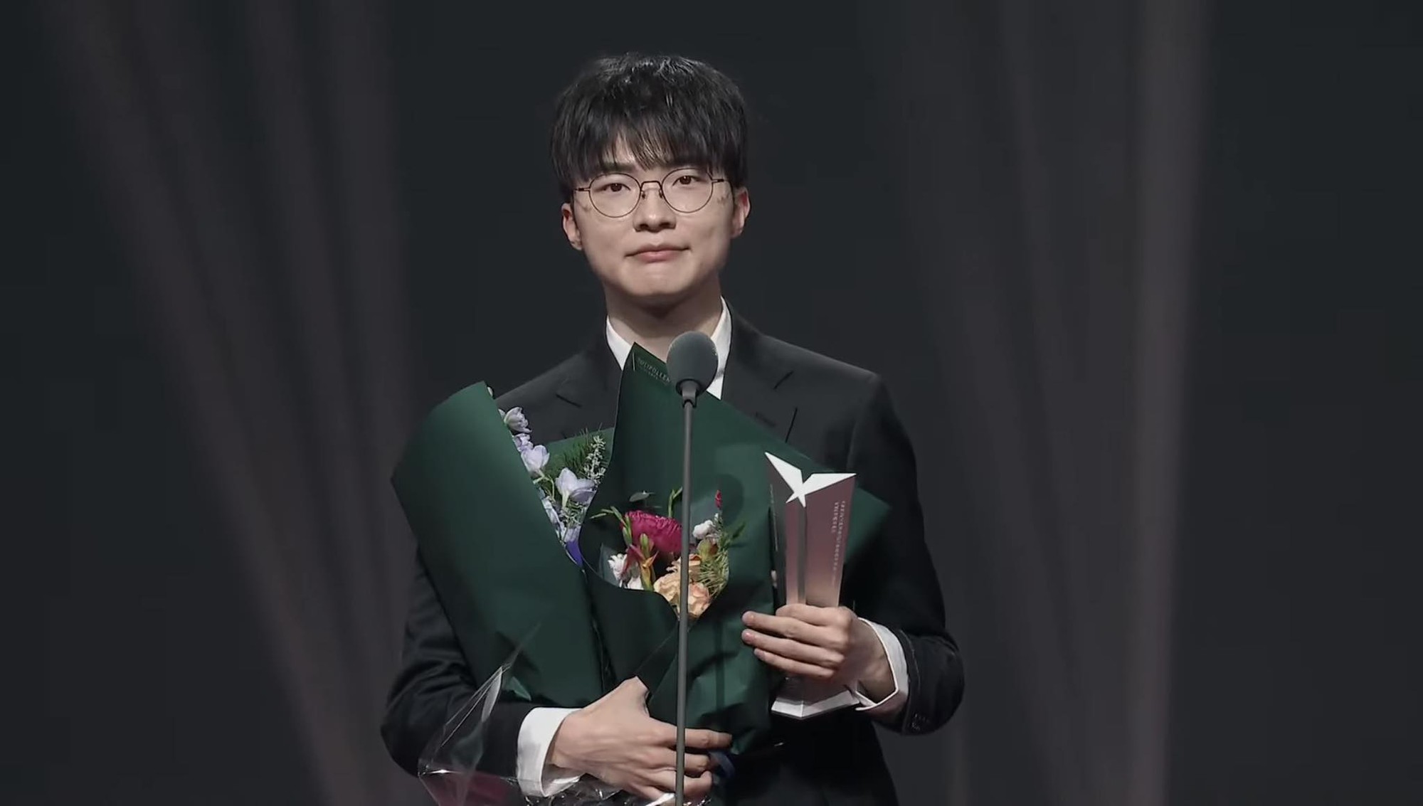 Giải thưởng của Faker tại LCK Awards 2025 khiến cộng đồng tranh cãi- Ảnh 1. Giải thưởng của Faker tại LCK Awards 2025 khiến cộng đồng tranh cãi- Ảnh 1.