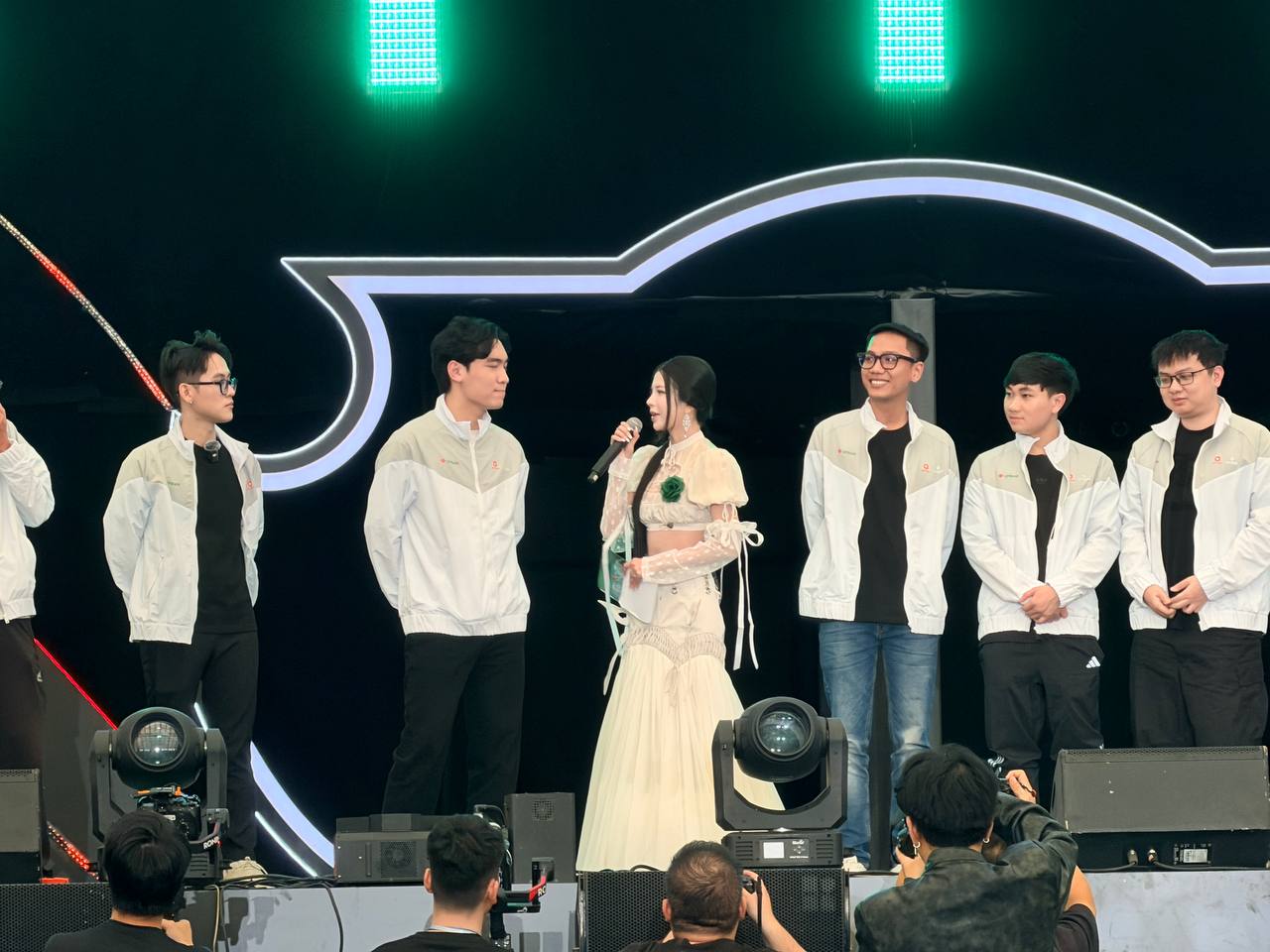 SofM và các đồng đội vô địch giải showmatch Tứ Hùng, Thầy Giáo Ba có meme mới- Ảnh 6.