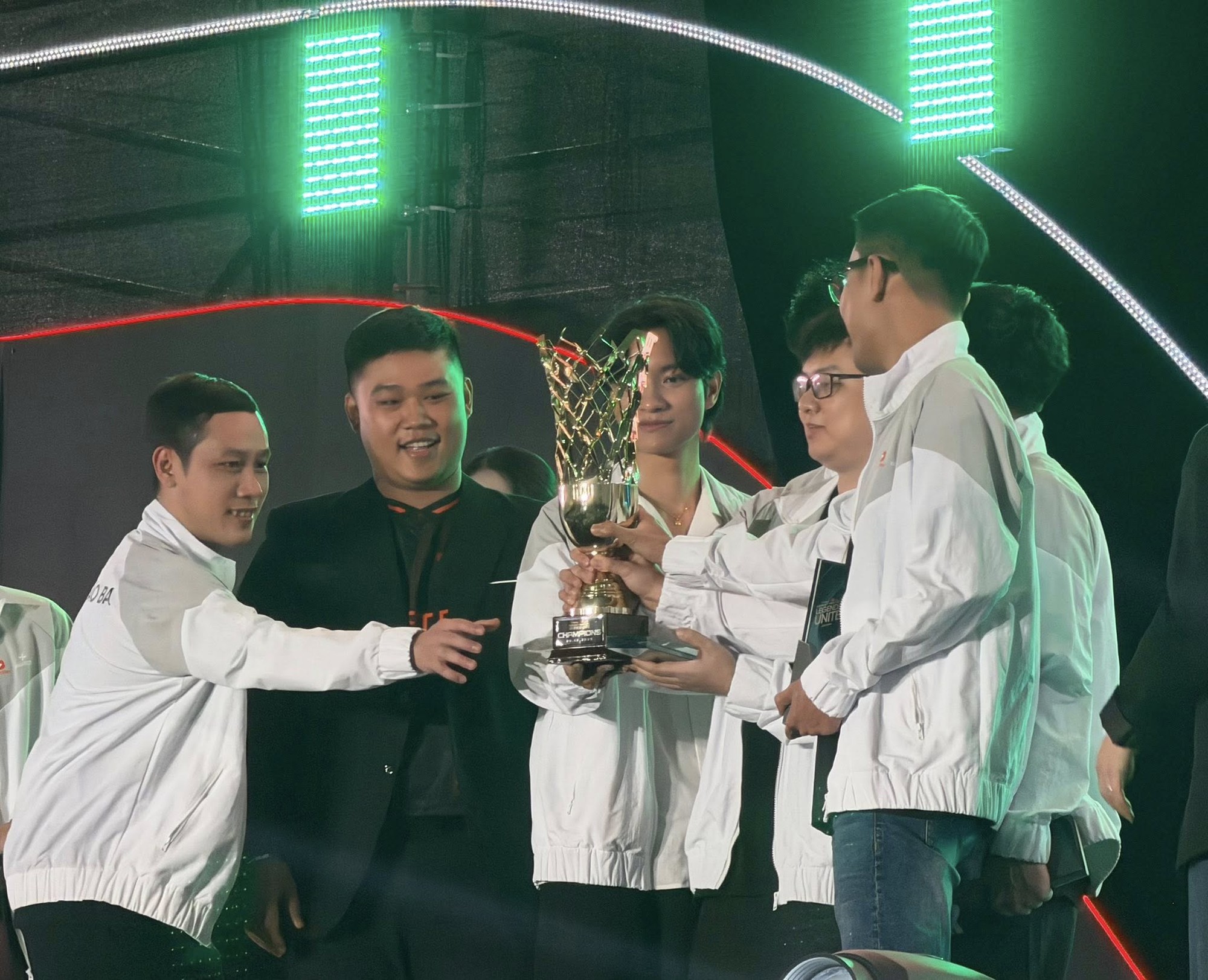 SofM và các đồng đội vô địch giải showmatch Tứ Hùng, Thầy Giáo Ba có meme mới- Ảnh 7.