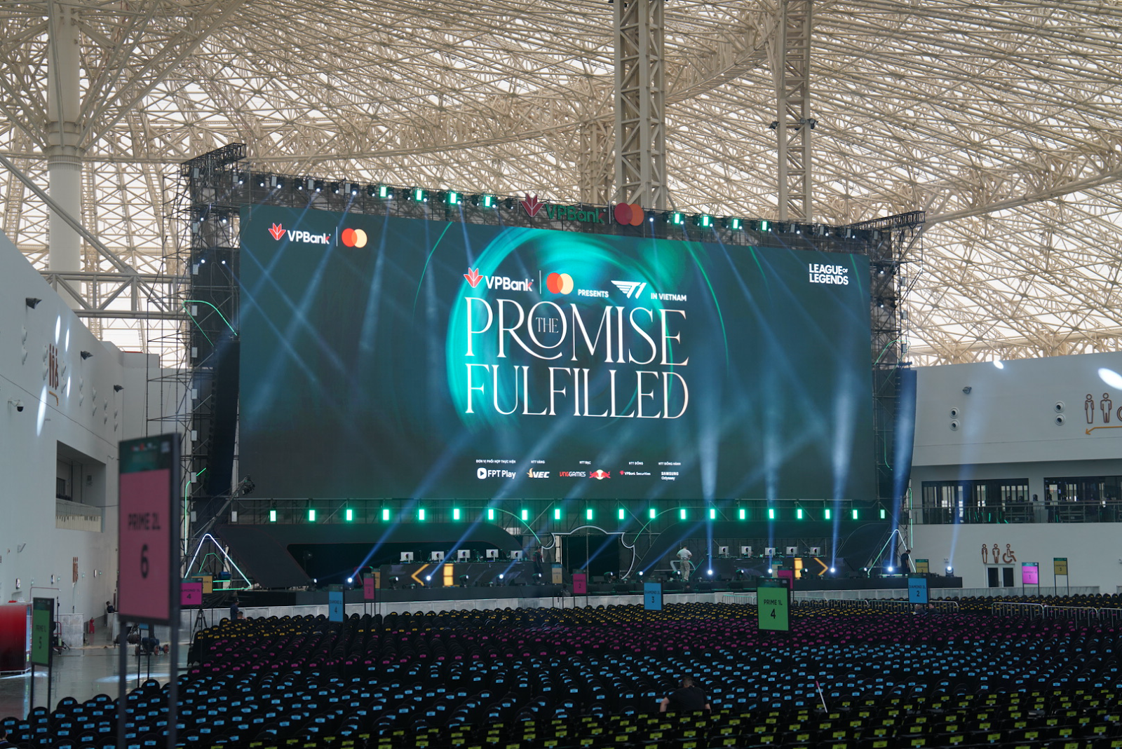 Choáng ngợp sân khấu đại tiệc eSports VPBank Presents T1 in Vietnam: The Promise Fulfilled- Ảnh 1.