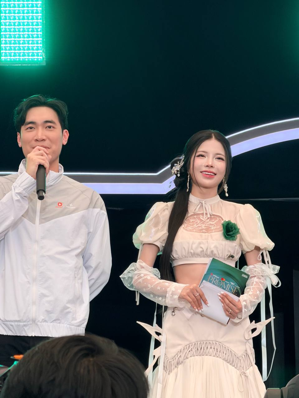 Mai Dora khoe vóc dáng quyến rũ tại sự kiện của T1, fan gọi tên Văn Tùng- Ảnh 3.