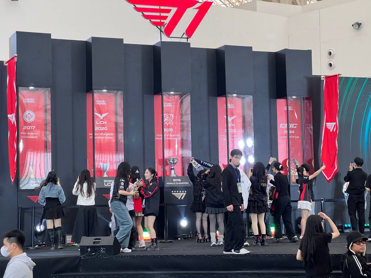 Loạt ảnh tại Main Event sự kiện fanmeeting T1- Ảnh 4.