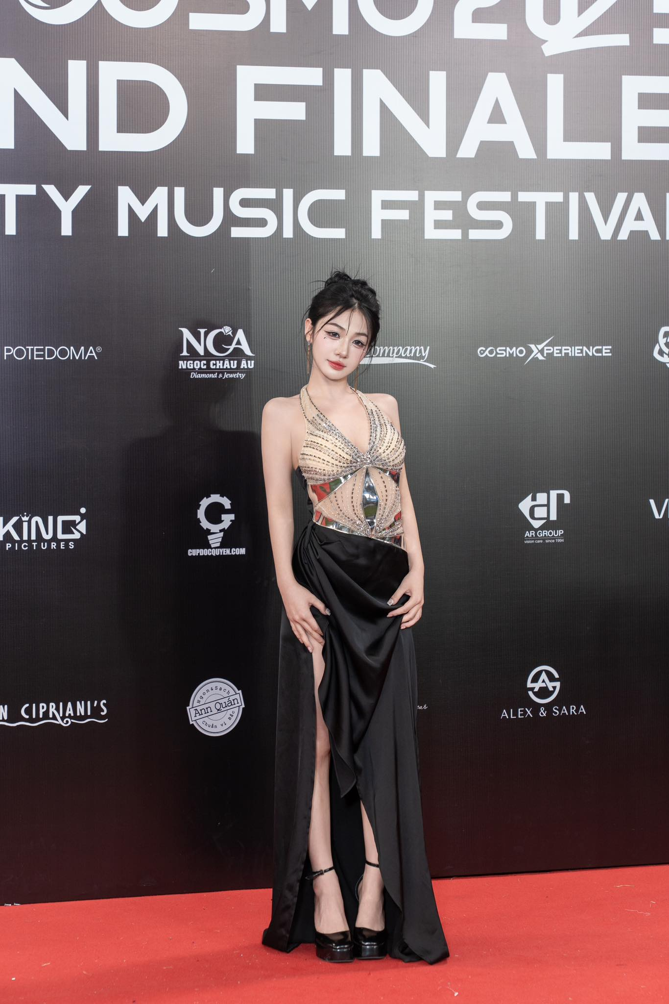 Bất ngờ xuất hiện ở cuộc thi Hoa Hậu, Trần Hà Linh khiến CĐM bàn tán xôn xao