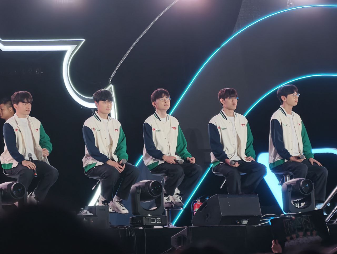 Hình ảnh T1 khiến fan Việt không thể nào quên, gần gũi ấm áp đến lạ- Ảnh 4.