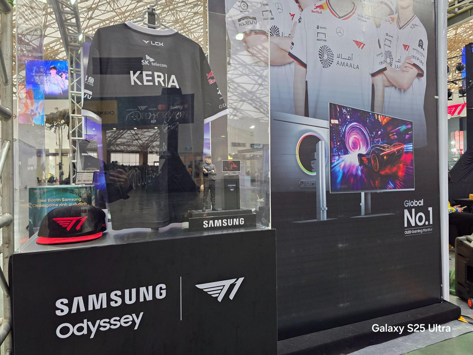 Khi đi xem T1 mà không biết màn hình này là gì, tôi hỏi AI- Ảnh 1.