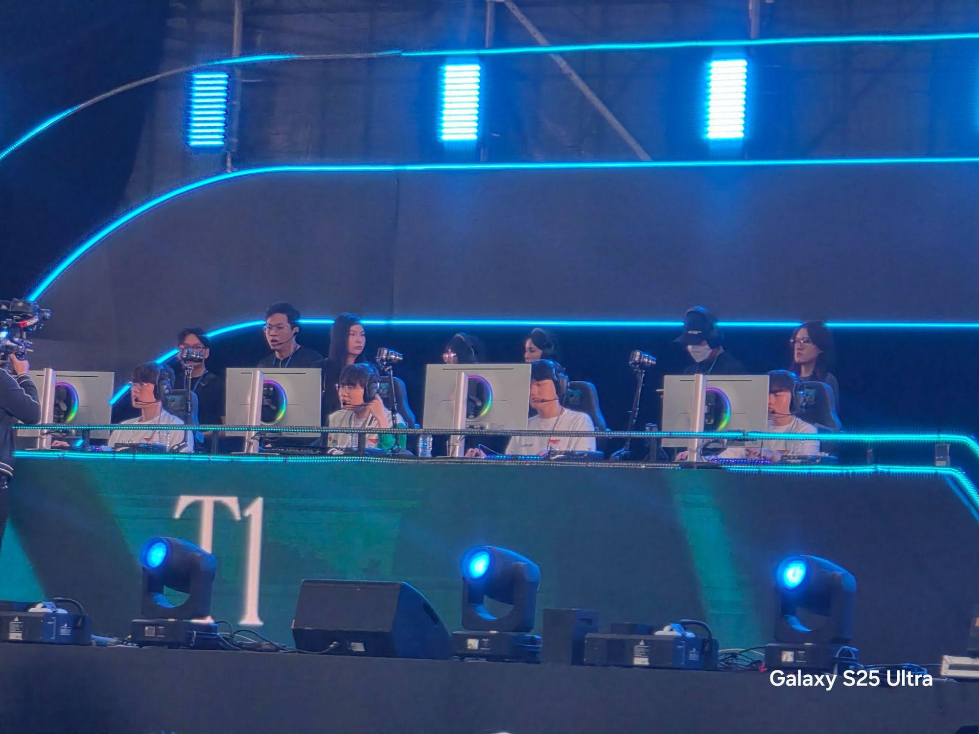 Khi đi xem T1 mà không biết màn hình này là gì, tôi hỏi AI- Ảnh 4.