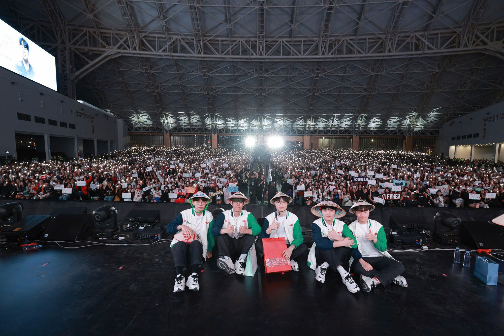 Fan meeting T1 tại Việt Nam: Sự kiện hoành tráng nhưng nhiều tranh cãi, ban tổ chức nói gì?- Ảnh 1.